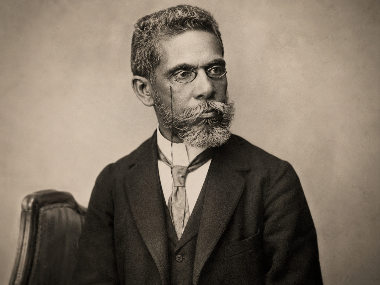 Retrato ilustrativo de Machado de Assis em estilo fotográfico antigo, com traje formal, óculos e aparência clássica do século XIX.