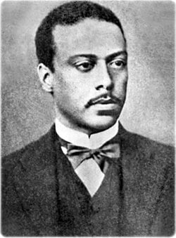 Retrato ilustrativo em preto e branco de Antônio Pereira Rebouças Filho, em estilo fotográfico antigo, com traje formal do século XIX.